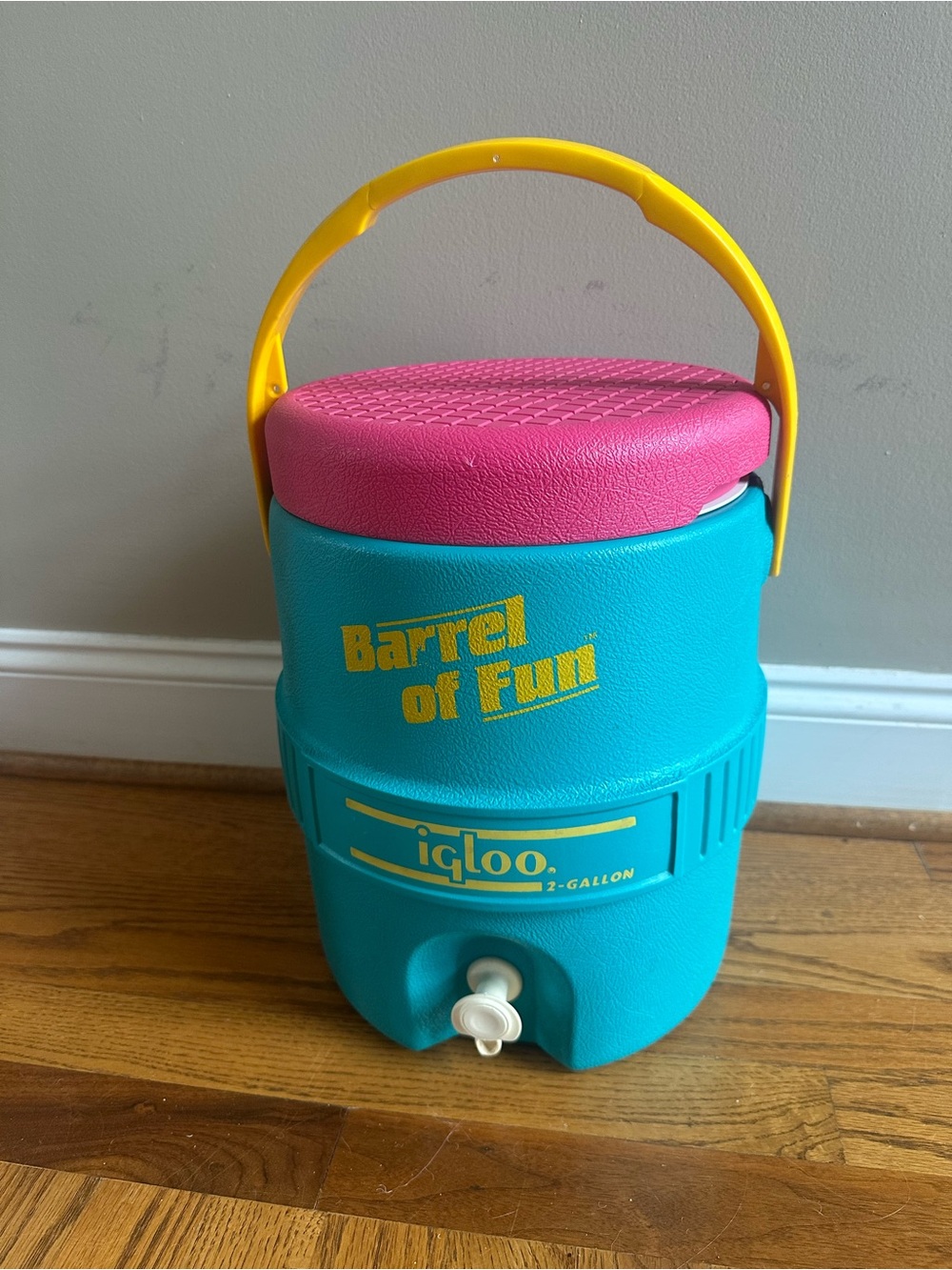 VTG igloo Barrel of Fun 2-Gallon retro Cooler